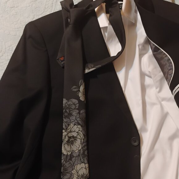 Kenneth Cole suit - Picture 5 of 5